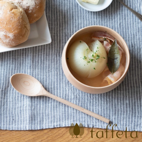 淺色楓木湯匙，勺柄細長，勺頭呈橢圓形，木質紋理清晰可見。