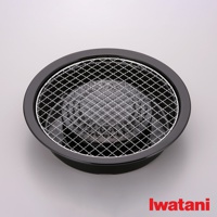 卡式爐專用網狀烤盤，黑色圓形邊框，內部為金屬網狀烤架，適合用於燒烤。