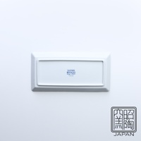 白色長方形陶瓷烤物盤，盤底中央有藍色印字「SHOWA TOKYO design studio JAPAN」及「照 陶」印章。