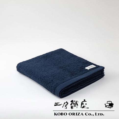 深藍色SALA今治高密度超細纖維浴巾，材質柔軟，邊緣有較窄的深色滾邊，角落處有一個白色小標籤。