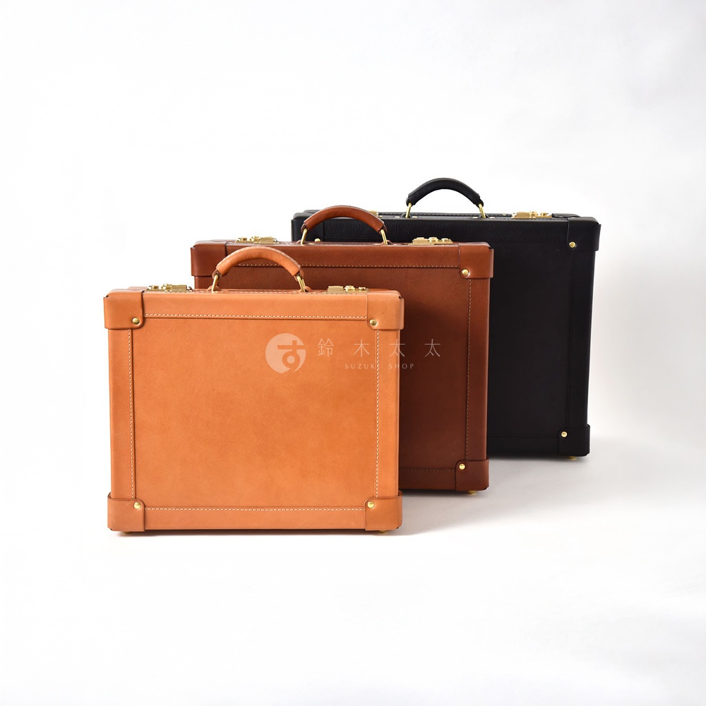 職人手作皮革英倫風便攜手提行李箱，展示三款尺寸，分別為淺棕色、棕色及黑色。箱體均為方形，配有金色金屬鎖扣、邊角加固及皮革提把。