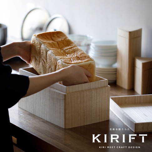 桐木製麵包保存箱，箱體呈淺木色，紋理清晰，可放入一個金黃色外皮的吐司。