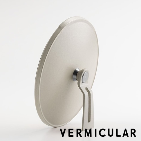 VERMICULAR 琺瑯鑄鐵鍋，採用米白色，從側面拍攝，鍋柄朝下。