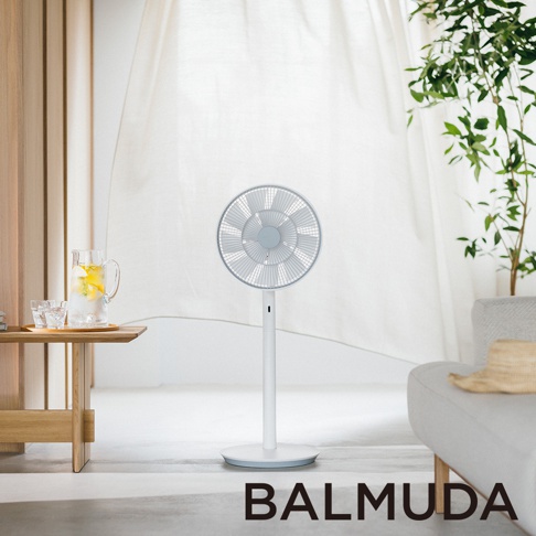 The GreenFan 風扇，白色直立式設計，簡約現代，搭配淺色調室內環境，營造清新氛圍。