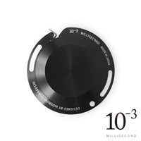 黑色鋁製捲尺，圓形外殼，上面刻有「10-3 MILLISECOND MADE IN JAPAN」及「DESIGNED BY HIDEBUMI YAMAGUCHI」字樣。