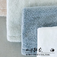 今治柔感極甘撚系匹馬棉毛巾，包含淺粉、淺綠、藍灰及白色四色，質地柔軟蓬鬆，毛圈清晰。