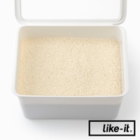 like-it 品牌標誌的上方有一個白色塑膠收納盒，裡面裝滿了米粒。