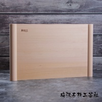 淺色木紋的青森檜木砧板，表面光滑，帶有兩側圓潤的邊緣，左上角有日文品牌標誌。