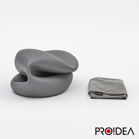 灰色MALLOW Knit收納彈力平衡球，造型獨特，呈現扭曲的立體結構，旁邊搭配一塊灰色針織布料。