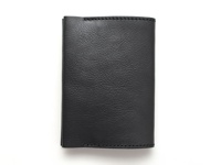 黑色皮革翻蓋記事本書套，具有細緻的紋理和手工縫線，尺寸為 S。