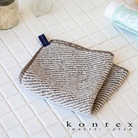 SWELL 質感波浪鬆餅紋方巾，採用咖啡色與白色交織的織紋，質地柔軟，帶有品牌標誌的小藍標。