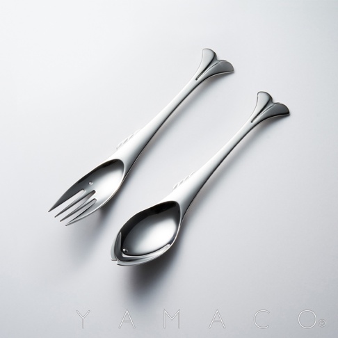 兩件不鏽鋼釣魚造型的叉匙組，以簡約線條呈現魚的尾鰭及身體輪廓，整體為銀色金屬光澤。