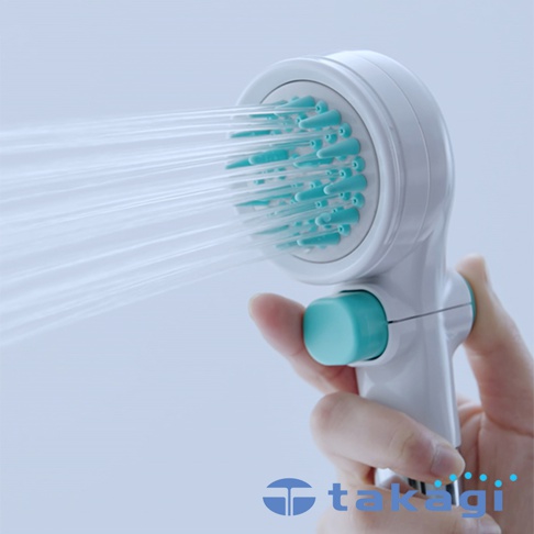 白色和淺藍色的寵物美容蓮蓬頭，出水孔密集，帶有淺藍色按摩刷頭，方便手持操作。
