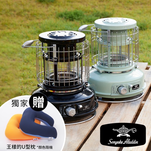 兩台卡式瓦斯暖爐，一台黑色，一台淺綠色，皆配有玻璃觀賞窗和金屬護網。暖爐置於木板上，背景為草地。