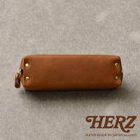 職人手作皮革Organ箱型收納筆袋 GS-58，採用光滑的棕色皮革製成，設有金色拉鍊和兩個金色鉚釘，整體呈現簡潔方正的箱型設計。