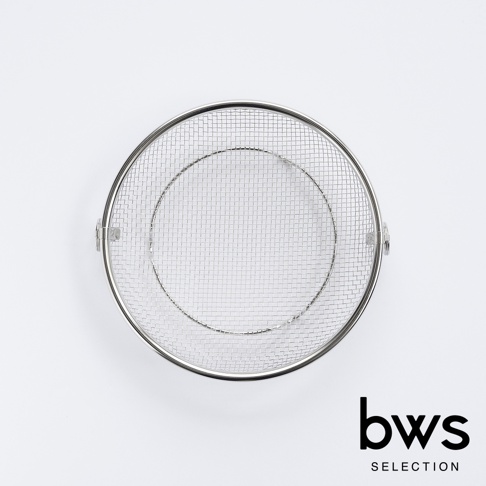 bws SELECTION 標誌下方的銀色不鏽鋼圓形瀝水盤，有網狀篩網和兩個金屬把手。