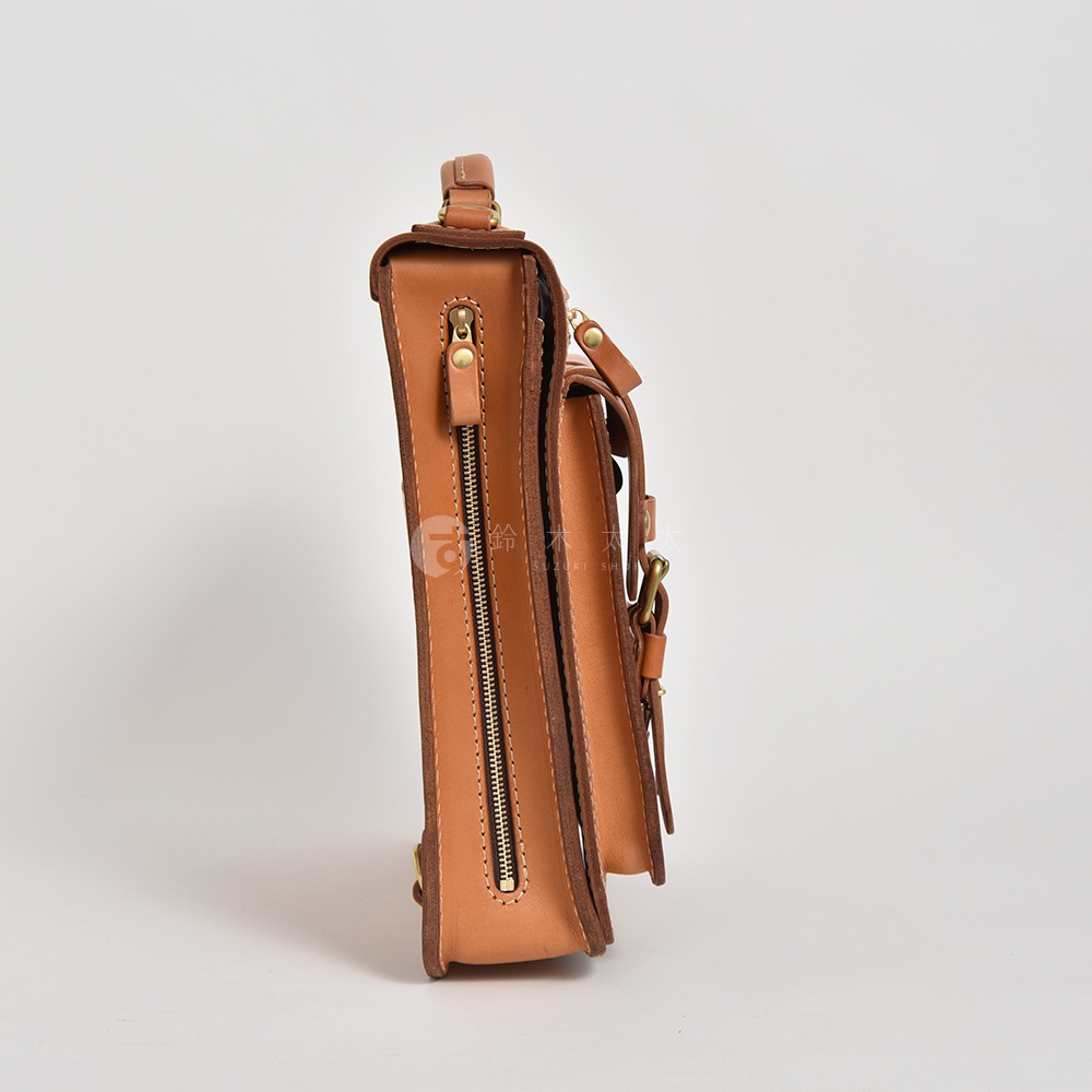 職人手作皮革三口袋三用後背包A-19-R，側邊視角，展示棕褐色皮革材質、多口袋設計、金色拉鍊及金屬扣環。