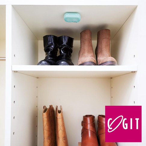 兩個鞋櫃，上方放著一雙黑色亮面靴子和兩雙棕色短靴，下方放著兩雙深棕色簍空長靴和一雙紅色繫帶短靴，上方櫃頂黏著一個淺藍色除臭防霉貼片