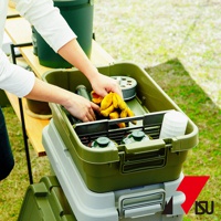 橄欖綠色可堆疊多功能收納箱，內有黃色手套、瓦斯罐及其他露營用品。