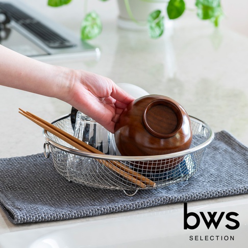 一個不鏽鋼圓形淺型瀝水籃，內有木碗、玻璃杯和木筷。