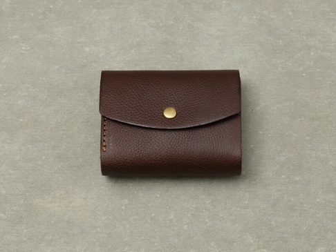 職人手作皮革Organ迷你短夾 (GS-61)，深棕色，荔枝紋皮革，設有金色按扣，側面縫線清晰可見。