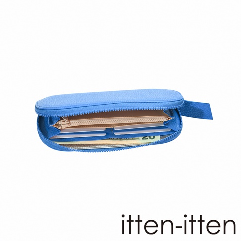 itten-itten 藍色皮革長夾，拉鍊半開，露出內部的卡片和鈔票，下方印有品牌名稱。