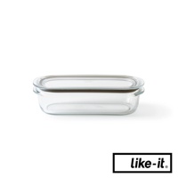 透明玻璃製成的長方形保鮮盒，搭配密封蓋，盒身有兩個把手，整體呈清透狀。