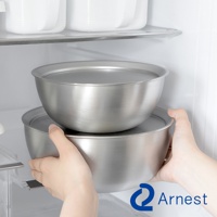 兩個防刮不鏽鋼調理碗，一個疊在另一個上方，皆配有銀色蓋子。碗為金屬銀色，表面光滑。