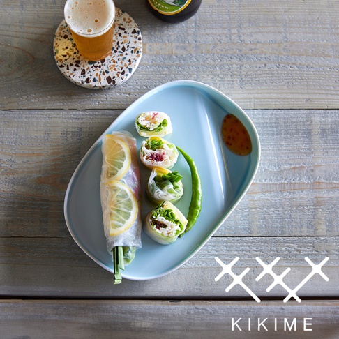 淺藍色波佐見燒橢圓主菜盤，盤中盛有春捲、檸檬片、青辣椒及醬料，呈現日式風格的擺盤。