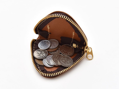 職人手作皮革三角飯糰造型零錢包，棕色皮革，內含多枚日圓硬幣，搭配金色拉鍊和縫線。