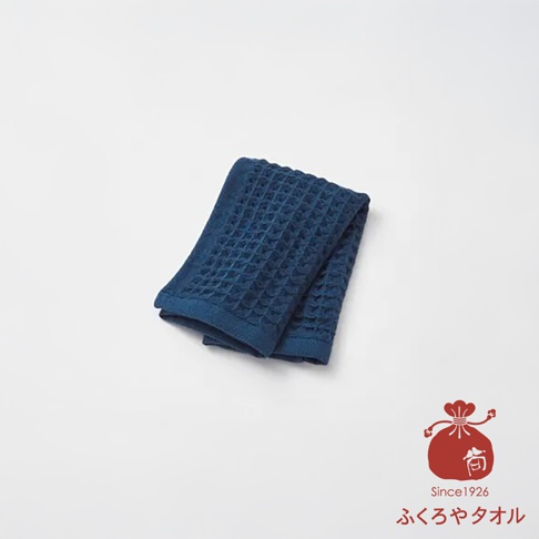 深藍色菱格紋方巾，角落有紅色印章標誌，下方有 Since1926 及日文ふくろやタオル。