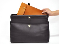 お鞄のサイズによっては、鞄の中に入れて使うことも。写真は人気のソフトダレス(BJ-68)Mサイズです。