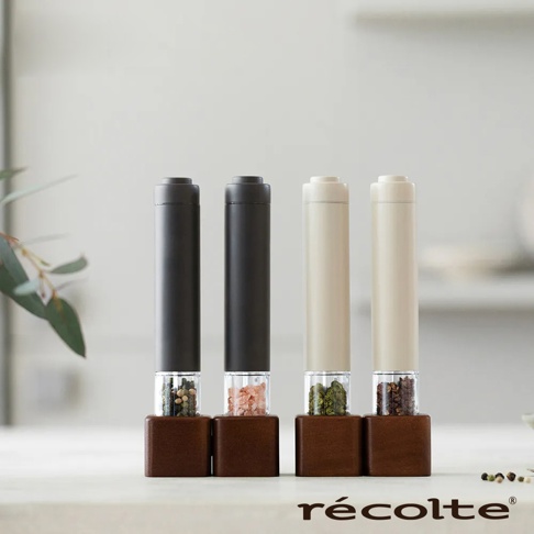 Salt & Pepper Mill Mini 電動研磨器 RMM-1，共兩色：黑色與米白色。機身為圓柱形，上方為金屬材質，下方為透明儲料槽，內含胡椒粒或粉紅鹽，底部為木質底座。