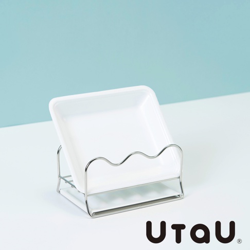 不鏽鋼多功能萬用瀝水支架，附白色方形瀝水盤，支架為銀色不鏽鋼材質，設計簡約，可放置鍋蓋或餐盤。