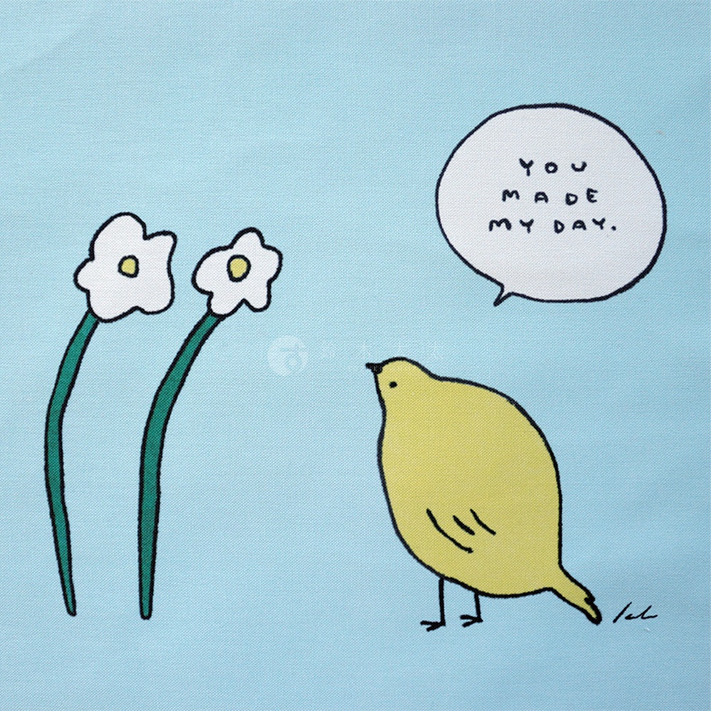 淺藍色帆布背景上，有兩朵白色花朵，綠色莖，一隻黃色小鳥，以及一個寫有「YOU MADE MY DAY.」的白色對話框。