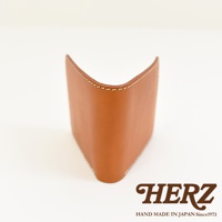 棕褐色皮革二折橫式小短夾，簡潔設計，車縫線清晰，展現職人手作質感。