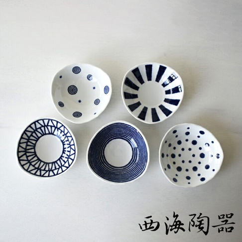波佐見燒藍玉紋五件式深盤，包含五個陶瓷小盤，皆為白色底盤搭配深藍色紋飾。紋飾設計有螺旋、放射狀、網格狀及圓點，造型獨特。