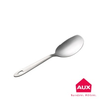 銀色金屬製的leye切切分食匙，湯勺部分呈橢圓形，邊緣有細緻鋸齒，勺柄末端帶有掛孔。