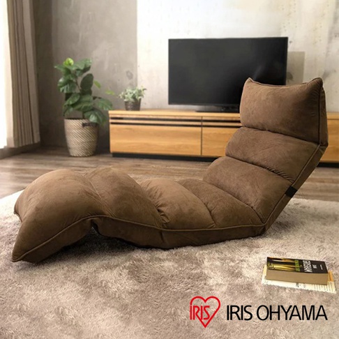 棕色多段式紓壓單人沙發床，採用絨布材質，可調整至多種角度，呈現舒適的躺臥姿態，放在地毯上。