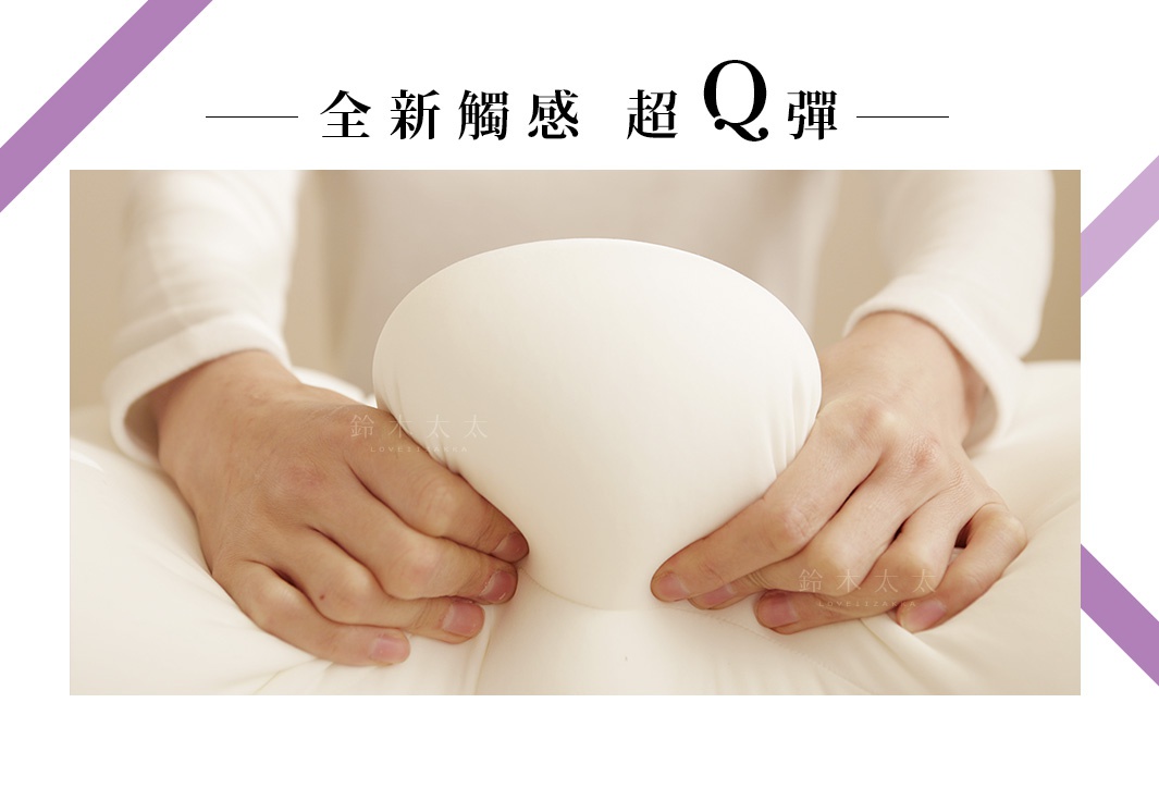 雙手擠壓白色柔軟的舒背拉伸枕，枕頭呈現彈性凹陷，材質看似柔軟且具支撐力。