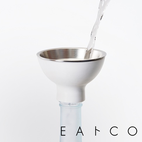 日製漏斗組，白色霧面外觀，內側為不鏽鋼材質。漏斗上方流入液體，下方連接至一個淺藍色玻璃瓶口。