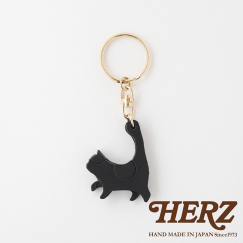 職人手作黑色皮革貓咪造型鑰匙圈，搭配金色鑰匙環與掛鉤。