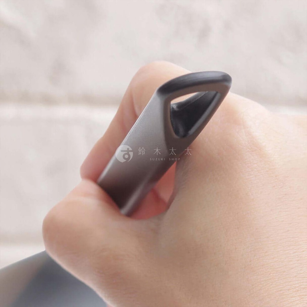 以手握著灰色湯杓的細節