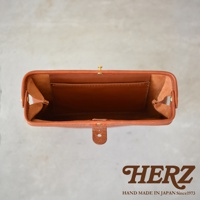 棕色皮革手拿包，頂部視角，展示內部隔層與金色金屬釦。