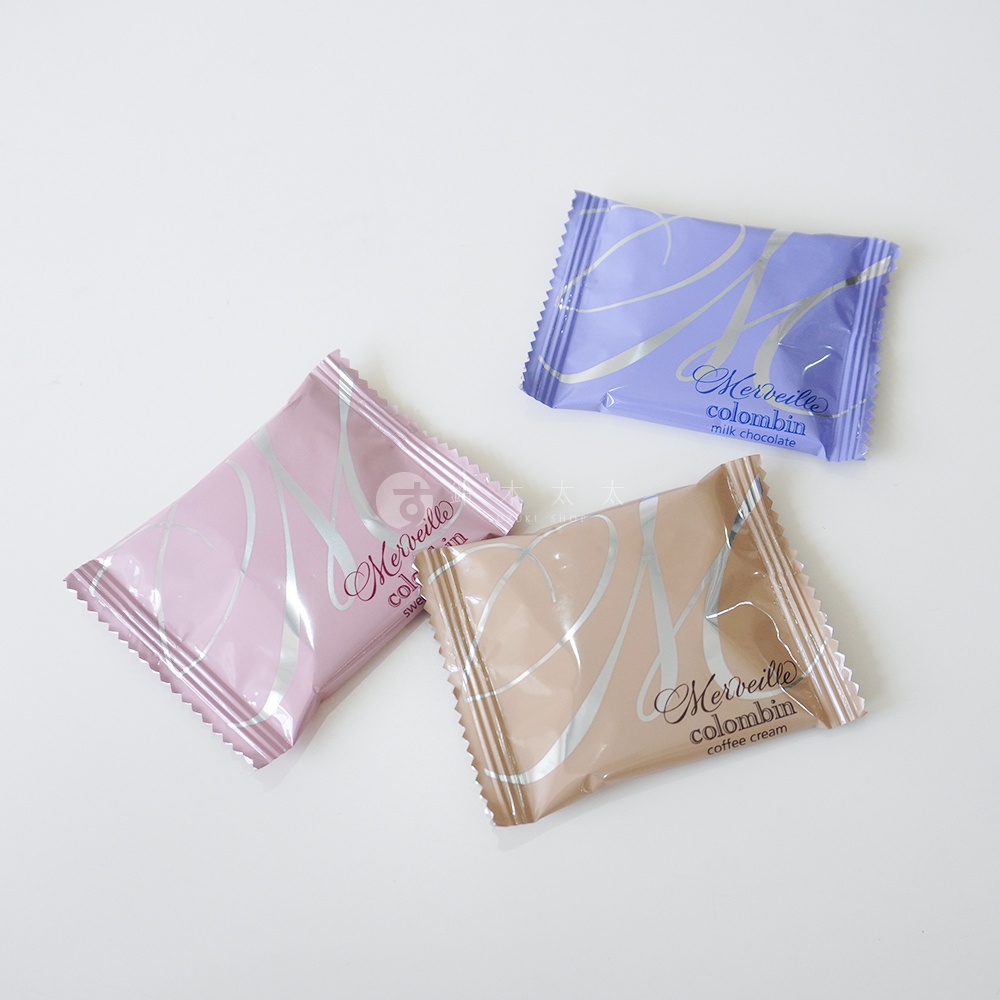 粉色、紫色和米色包裝的 Colombin 綜合巧克力餅乾。