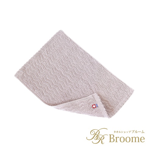 Broome ASH 今治柔韻波紋甘撚手帕，採用100%純棉甘撚紗織造，呈現細緻波浪圖案，觸感蓬鬆柔軟。