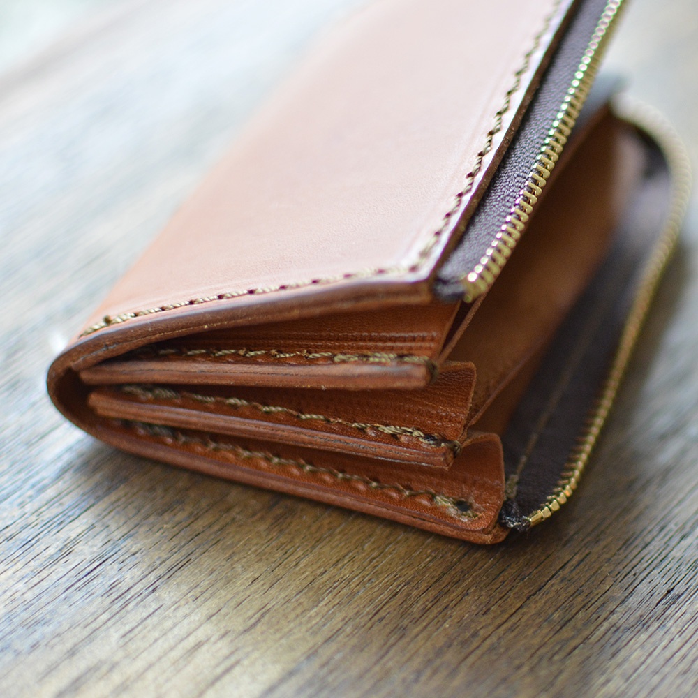 職人手作皮革Organ口袋拉鍊短夾，淺棕色皮革，帶有金色拉鍊，多層內袋設計，手工縫線精緻。