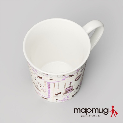 mapmug手繪地圖馬克杯，白色陶瓷杯身，印有京都散步貓咪圖案，包含紫色線條、小貓、巴士、山峰等元素。