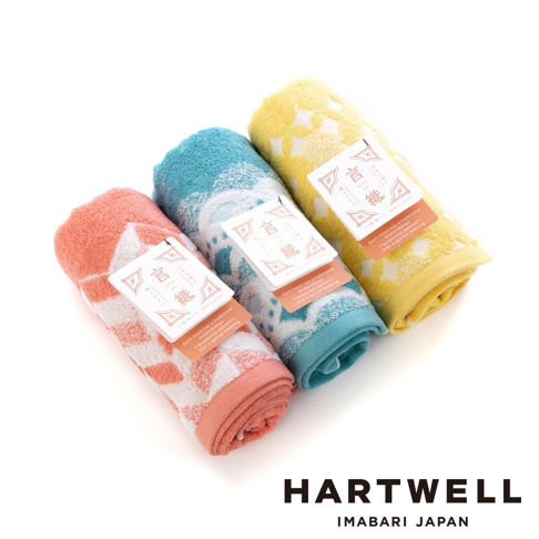三條今治和風傳統紋樣言織毛巾，分別為鮭魚粉、海沫藍與檸檬黃，皆帶有白色祥雲紋樣，材質為純棉。