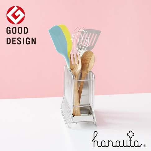 不鏽鋼筷籠，內含淺藍色和黃色矽膠刮刀、木製叉子和湯匙、打蛋器及金屬濾網。